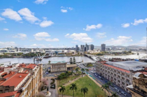 Dress Circle! 2Bed/2Bath/1Car/Amazing Views ~ CBD